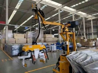 Articulated crane for workstation handling