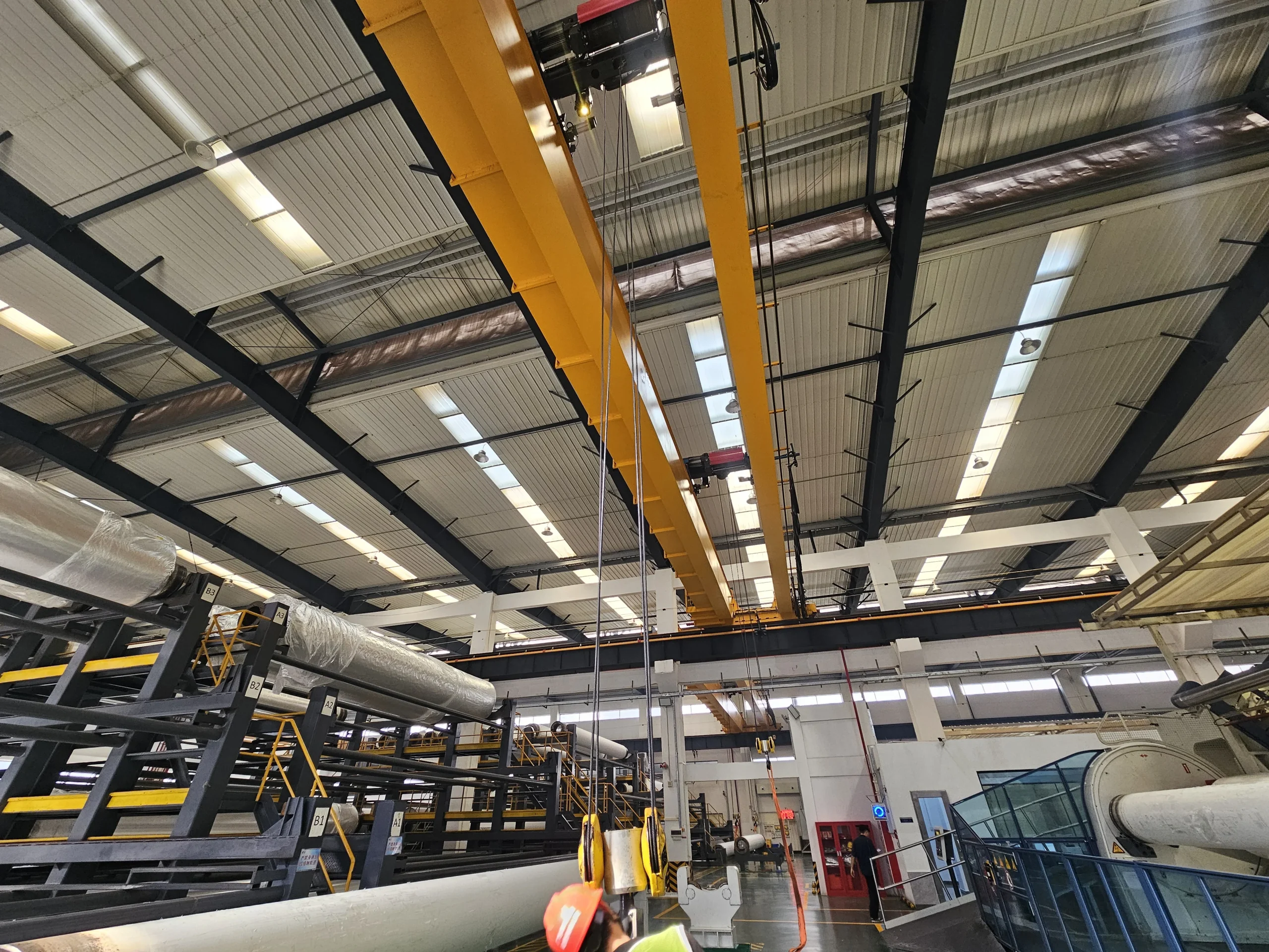 Single girder overhead crane installed in a workshop