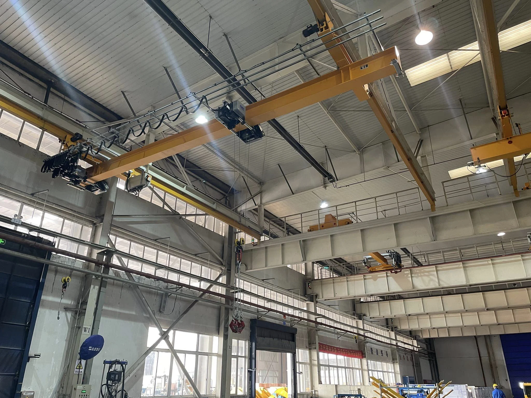 Suspension crane for low headroom manufacturing bays