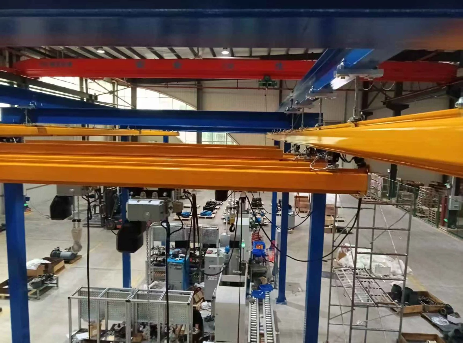 Light crane system installed above workstation handling area