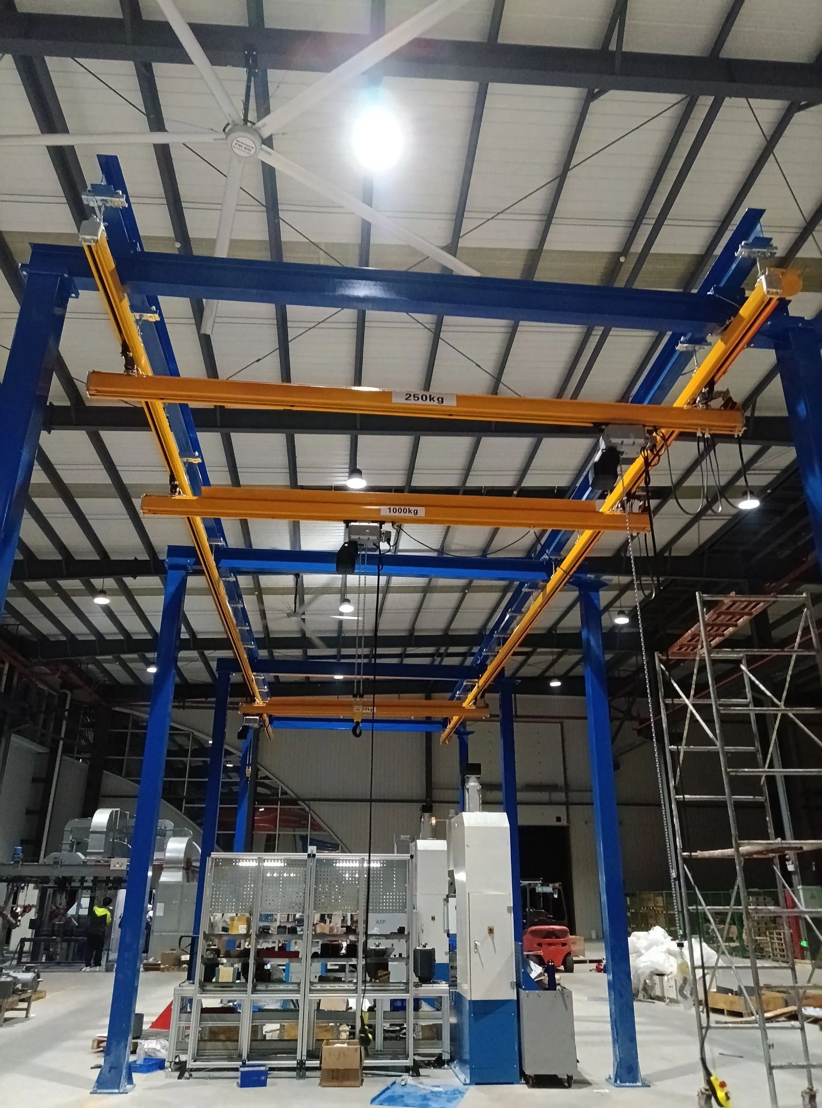 Modular light crane rail layout for assembly workstations