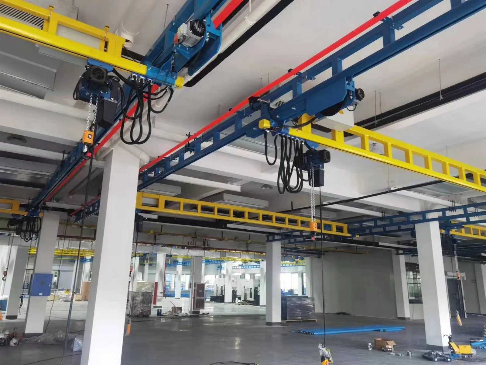 KBK style light crane bridge and rail system in workshop